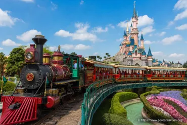 Le train qui fait le tour de Disneyland Paris : une expérience incontournable